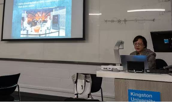 藝術學院教師劉巍受邀在英國金斯頓大學金斯頓藝術學院舉辦學術講座——藝術展覽的萬花筒