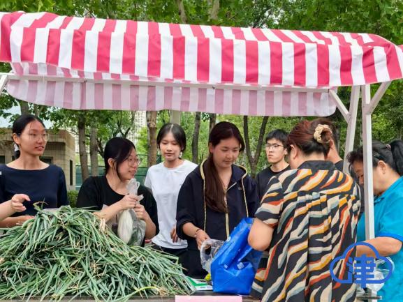 津云客戶端報道我校“天商農場”集體勞動暨“蔬菜集市”系列活動