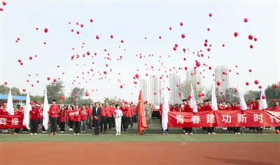 《天津日報》《今晚報》報道我校“青春獻華誕 奮進新征程”主題國慶升旗儀式