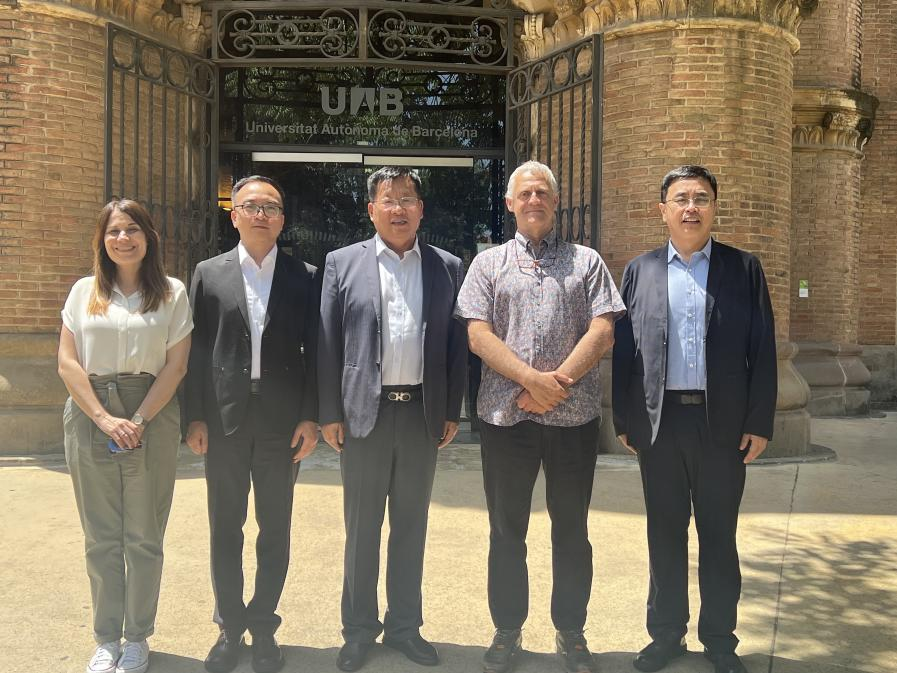 在巴塞羅那自治大學合影