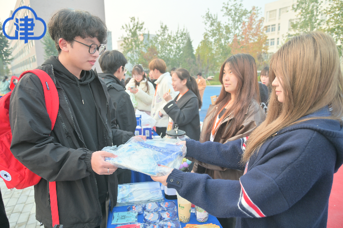 津云客戶端報道學校舉辦“我創我行·創享市集”秋季系列活動