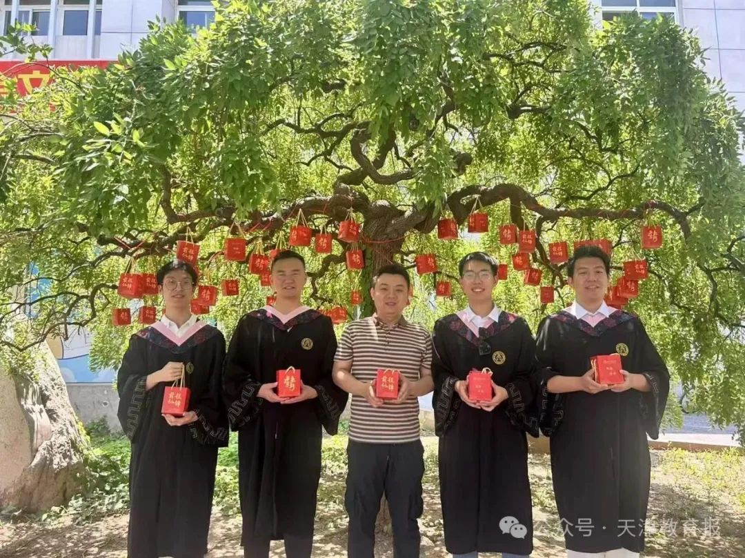 天津教育報(bào)微信公眾號(hào)報(bào)道學(xué)校為畢業(yè)生準(zhǔn)備的特色禮物