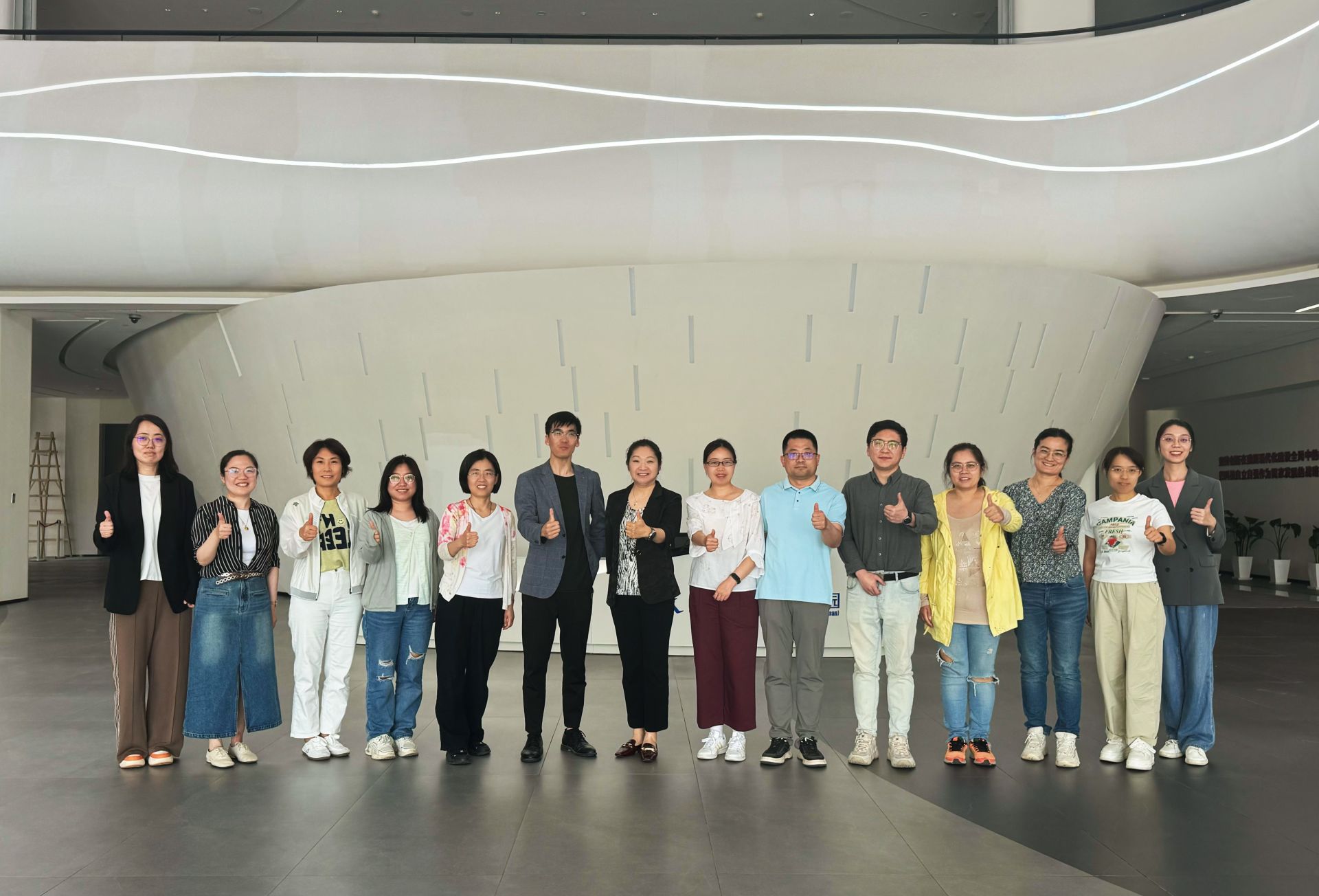 生物技術與食品科學學院教師與壹刻校園人工智能公司代表合影