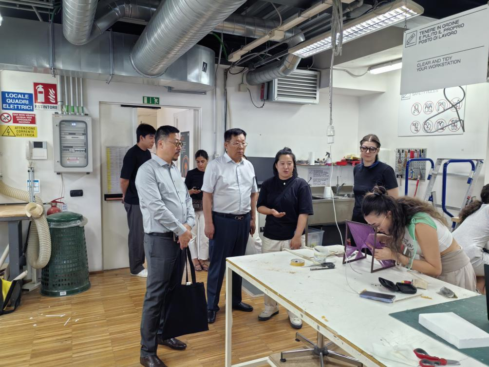 參觀意大利新美術學院學生實踐設計實驗室