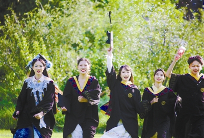 《今晚報》報道我校畢業季主題活動